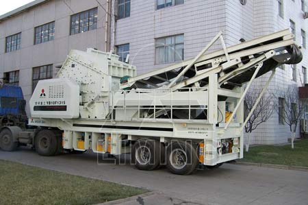 Tire type mobile crusher