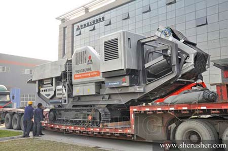 Tire type mobile crusher