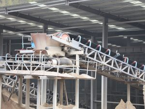 Mobile crushing and screening plants